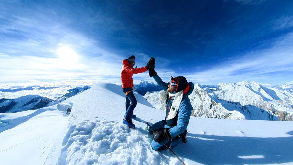 Speed-Bergsteiger und DYNAFIT Geschäftsführer Benedikt „Bene“ Böhm hat den Dhaulagiri VII in Nepal am 15. Oktober in einer neuen Rekordzeit bestiegen. Vom Base Camp auf 4.903 m bis zum Gipfel auf 7.246 m und wieder zurück benötigte er insgesamt 7 Stunden und 53 Minuten. Seine Speed-Besteigung stellte der dreifache Familienvater in den Dienst der Aktion „United for Himalayan Kids“.